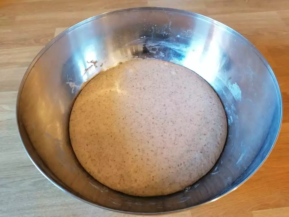 Teig in Schüssel gegangen